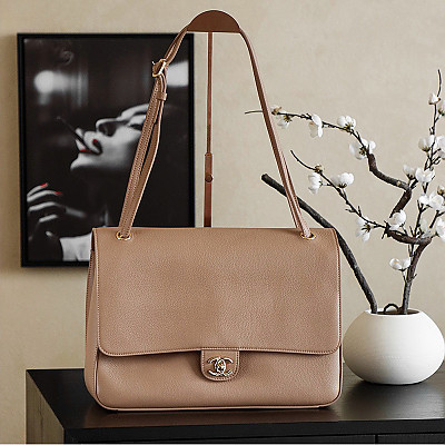 [스페셜오더]CHANEL-AS6133 샤넬 2026 봄-여름 프리-컬렉션 프레피 코코 가죽 스트랩 클러치 라지 숄더백 베이지
