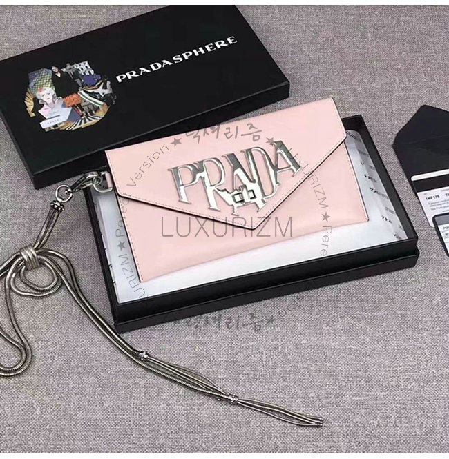 prada2-0611-002.jpg